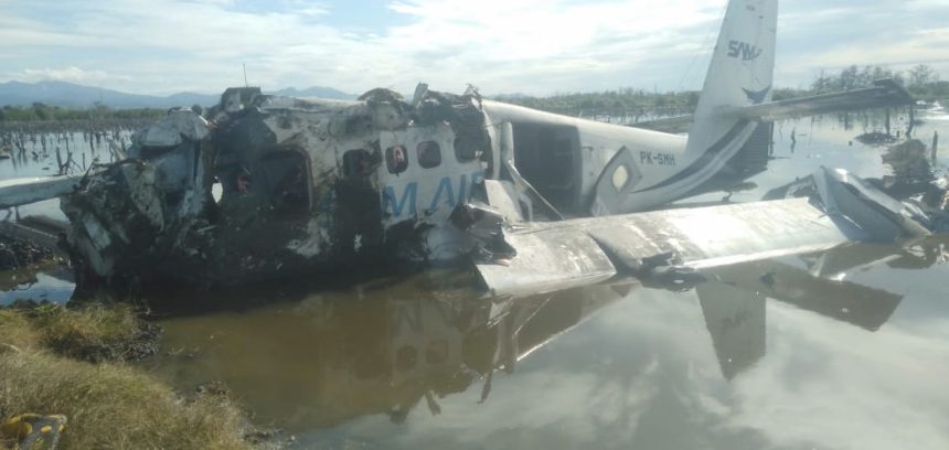 Pesawat perintis milik PT. SAM Air dengan nomor registrasi PK-SMH mengalami kecelakaan di Bandara Panua, Pohuwato pada Minggu (20/10/2024). (Foto: Kantor Pencarian Dan Pertolongan Gorontalo)