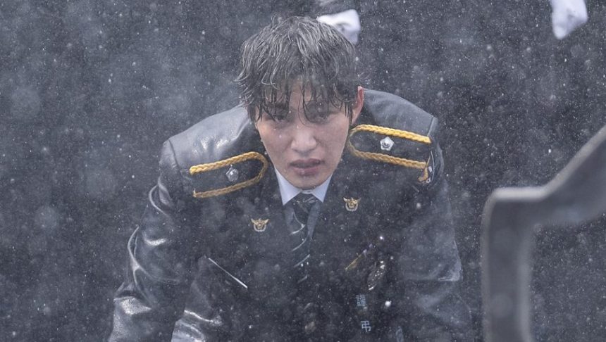 Kesedihan Han Da On (Kim Jae Young) saat pemakaman sang kapten, Kim So Young (Kim Hye Hwa), menjadi cikal bakal transformasinya detektif penyayang tersebut di drama Korea The Judge From Hell. (Foto: Tangkapan layar SBS)