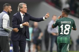 Roberto Mancini, Pelatih Arab Saudi (tengah) memberikan instruksi kepada pemainnya saat menghadapi Kirgistan di Grup F Piala Asia 2023. (Foto: Roberto Mancini)