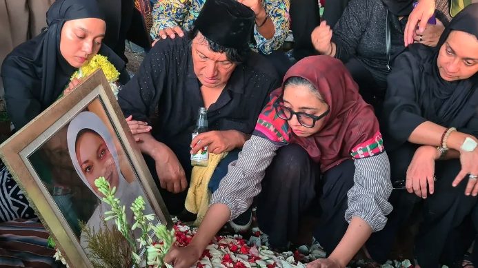 Kisah cinta mereka bermula pada tahun 1984, ketika keduanya dipertemukan dalam film "Tinggal Landas buat Kekasih". Marissa memerankan karakter Lia, sementara Ikang berperan sebagai Deddy. Kedekatan mereka di lokasi syuting tak bisa dielakkan, dan dari sinilah cinta lokasi (cinlok) terjadi. Bahkan, berkat film ini, Marissa berhasil meraih penghargaan Pemeran Pendukung Wanita Terbaik di Festival Film Indonesia 1985.