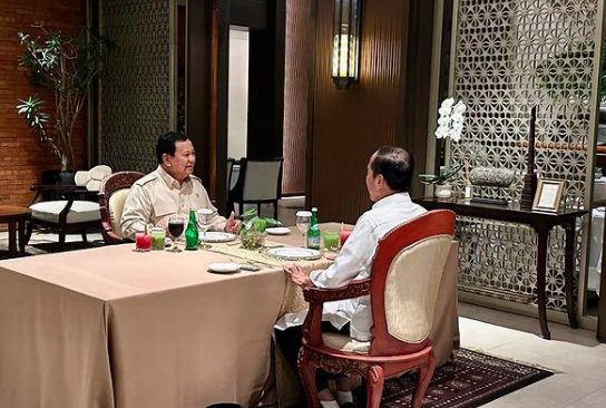 Sebelumnya, Jokowi sempat mengunggah foto pertemuan tersebut di akun Instagram pribadinya. Dalam unggahan itu, terlihat Jokowi dan Prabowo duduk bersama sambil menikmati hidangan. Jokowi mengenakan kemeja putih dan celana hitam, sementara Prabowo tampil dengan setelan baju krem.