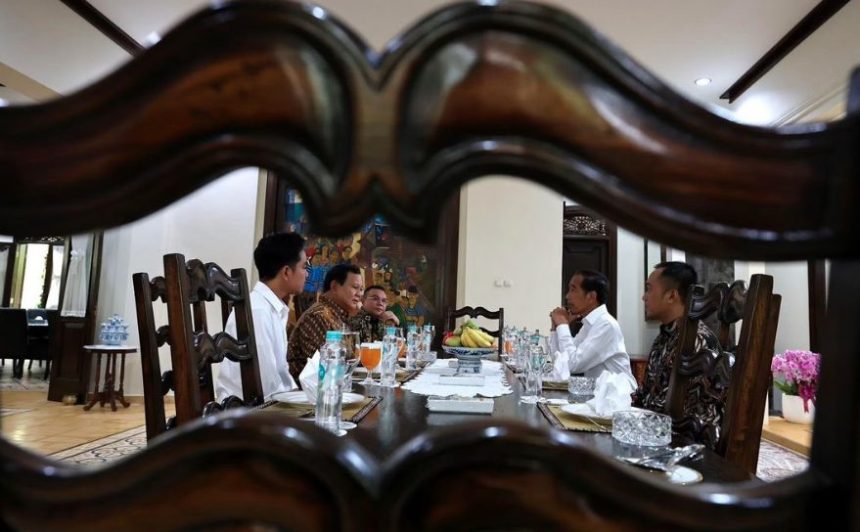 Menteri Sekretaris Negara Pratikno juga mengonfirmasi bahwa pertemuan antara Jokowi dan Prabowo diadakan di kediaman pribadi Presiden Jokowi di Sumber, Solo. “Benar, di kediaman pribadi Pak Jokowi di Sumber. Silaturahmi, kebersamaan, dan keberlanjutan. Itu tema utamanya,” ujar Pratikno.