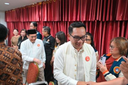 "Saya ikut keputusan pemerintah pusat saja, karena keputusannya bukan di level gubernur. Keputusan soal pemindahan atau apapun yang terkait dengan ibu kota, ini menyangkut seluruh republik," tambah Ridwan Kamil.