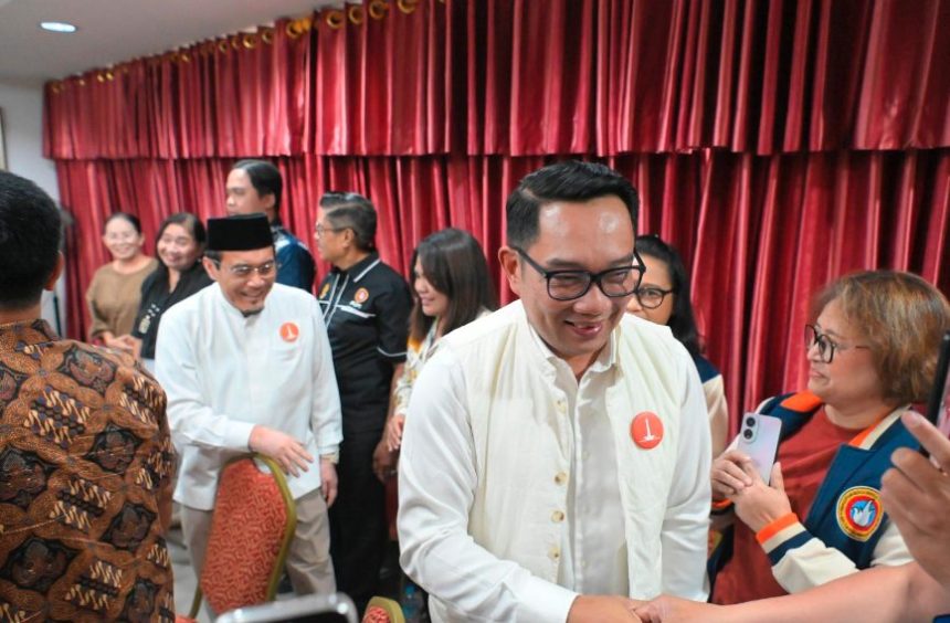 "Saya ikut keputusan pemerintah pusat saja, karena keputusannya bukan di level gubernur. Keputusan soal pemindahan atau apapun yang terkait dengan ibu kota, ini menyangkut seluruh republik," tambah Ridwan Kamil.