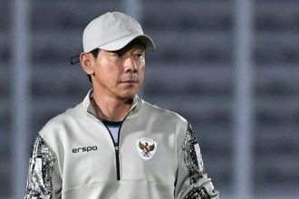 “Karena kami kalah di pertandingan ini, saya tidak mau mencari banyak alasan. Namun, saya tidak menyangka gaya bermain China. Mereka menggunakan taktik bola-bola panjang, kick and rush. Mungkin ini yang menjadi salah satu alasan kami kalah hari ini,” ujar Shin Tae-yong.