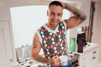 Meninggalnya Liam Payne pada usia yang begitu muda benar-benar mengguncang dunia musik. Meski penyebab pasti kematiannya belum diumumkan secara resmi, laporan sementara menyebutkan bahwa Liam diduga terjatuh dari lantai tiga balkon hotel di Buenos Aires. Tragedi ini terjadi setelah ia diketahui sempat menghadiri konser rekannya di One Direction, Niall Horan, pada 2 Oktober lalu.