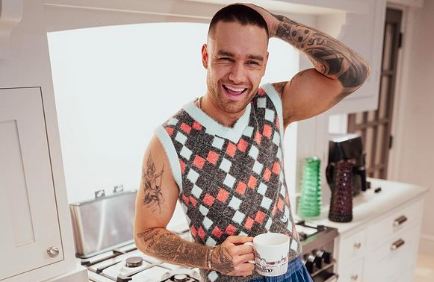 Meninggalnya Liam Payne pada usia yang begitu muda benar-benar mengguncang dunia musik. Meski penyebab pasti kematiannya belum diumumkan secara resmi, laporan sementara menyebutkan bahwa Liam diduga terjatuh dari lantai tiga balkon hotel di Buenos Aires. Tragedi ini terjadi setelah ia diketahui sempat menghadiri konser rekannya di One Direction, Niall Horan, pada 2 Oktober lalu.