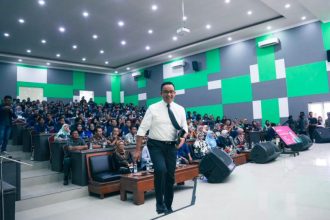 Anies dan Prabowo bersaing dalam Pilpres 2024 yang penuh tensi. Anies mencalonkan diri bersama Ketua Umum Partai Kebangkitan Bangsa (PKB), Muhaimin Iskandar alias Cak Imin, sebagai calon wakil presiden (cawapres). Meskipun Anies tidak berhasil memenangkan pemilihan, hubungannya dengan Prabowo tetap dihiasi dengan rasa saling menghormati, terutama dalam momen penting seperti hari ulang tahun ini.