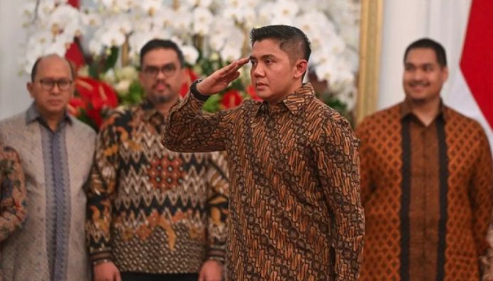 Dengan latar belakang militer yang kuat, pengalaman internasional, serta hubungan yang dekat dengan Prabowo, Mayor Teddy dipandang sebagai pilihan tepat untuk menjalankan tugas ini. Ia akan memegang peran penting dalam mengelola agenda-agenda strategis pemerintahan di masa mendatang.