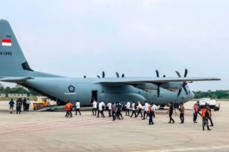 Dalam salah satu unggahan, Meutya Hafid tampak berbincang santai dengan Menteri ATR/BPN, Nusron Wahid. Uniknya, Nusron terlihat membawa tasbih di tangannya saat berbicara dengan Meutya. Meski suara mesin pesawat Super Hercules cukup bising, momen kebersamaan para menteri ini tetap hangat dan penuh makna.