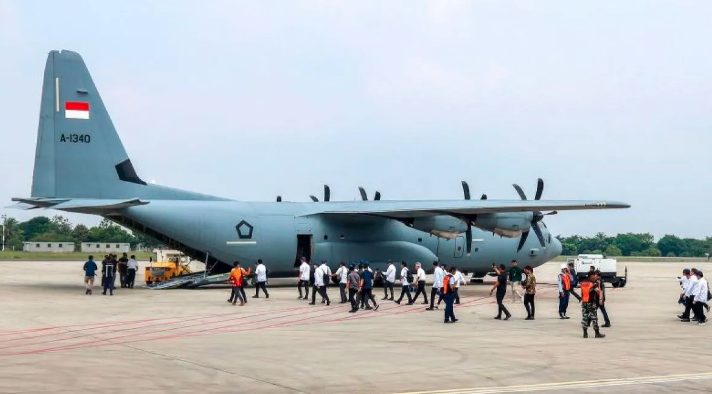 Dalam salah satu unggahan, Meutya Hafid tampak berbincang santai dengan Menteri ATR/BPN, Nusron Wahid. Uniknya, Nusron terlihat membawa tasbih di tangannya saat berbicara dengan Meutya. Meski suara mesin pesawat Super Hercules cukup bising, momen kebersamaan para menteri ini tetap hangat dan penuh makna.