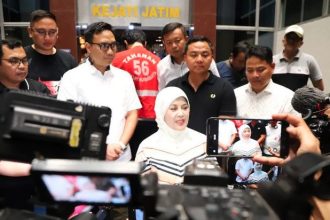 Kasus penangkapan Ronald Tannur ini juga menyorot perhatian publik karena adanya dugaan suap dalam proses peradilan sebelumnya. Dugaan ini menguat ketika tiga hakim Pengadilan Negeri Surabaya yang menangani kasusnya, yaitu Erintuah Damanik, Mangapul, dan Hari Hanindyo, diduga menerima suap untuk memberikan vonis bebas kepada Tannur dalam kasus penganiayaan berujung kematian ini.