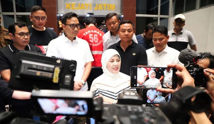 Kasus penangkapan Ronald Tannur ini juga menyorot perhatian publik karena adanya dugaan suap dalam proses peradilan sebelumnya. Dugaan ini menguat ketika tiga hakim Pengadilan Negeri Surabaya yang menangani kasusnya, yaitu Erintuah Damanik, Mangapul, dan Hari Hanindyo, diduga menerima suap untuk memberikan vonis bebas kepada Tannur dalam kasus penganiayaan berujung kematian ini.