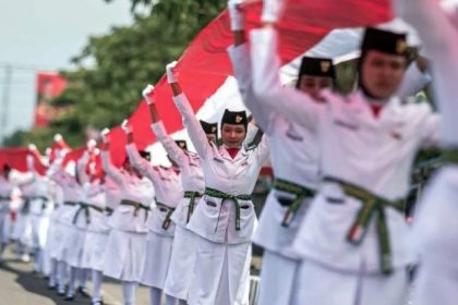 Puncak peringatan Hari Sumpah Pemuda (HSP) ke-96 tahun ini diselenggarakan pada Senin, 28 Oktober 2024, di Anjungan Rumah Adat DI Yogyakarta di Taman Mini Indonesia Indah (TMII), Jakarta. Dengan mengusung tema “Maju Bersama Indonesia Raya,” peringatan tahun ini mencerminkan tekad untuk membangun persatuan dan semangat kebangsaan di kalangan pemuda.