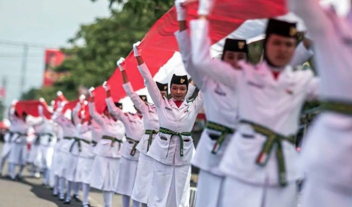 Puncak peringatan Hari Sumpah Pemuda (HSP) ke-96 tahun ini diselenggarakan pada Senin, 28 Oktober 2024, di Anjungan Rumah Adat DI Yogyakarta di Taman Mini Indonesia Indah (TMII), Jakarta. Dengan mengusung tema “Maju Bersama Indonesia Raya,” peringatan tahun ini mencerminkan tekad untuk membangun persatuan dan semangat kebangsaan di kalangan pemuda.