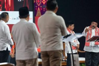 Rano menanggapi dengan menjelaskan bahwa masyarakat Baduy telah membuka diri dengan melakukan kunjungan adat “Seba” ke pemerintah daerah secara rutin. Rano juga menyatakan bahwa masyarakat Baduy tetap menjaga kearifan lokal melalui aturan-aturan tertentu, seperti larangan penggunaan ponsel di dalam wilayah adat.