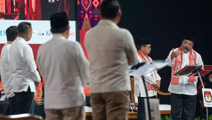 Rano menanggapi dengan menjelaskan bahwa masyarakat Baduy telah membuka diri dengan melakukan kunjungan adat “Seba” ke pemerintah daerah secara rutin. Rano juga menyatakan bahwa masyarakat Baduy tetap menjaga kearifan lokal melalui aturan-aturan tertentu, seperti larangan penggunaan ponsel di dalam wilayah adat.