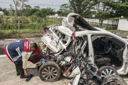 Sang sopir truk terpaksa mengambil tindakan cepat, namun manuver tersebut membuat truk hilang kendali. Truk tersebut akhirnya menabrak kendaraan bernomor polisi B 1048 DKG milik Tv One yang tengah berhenti di bahu jalan.