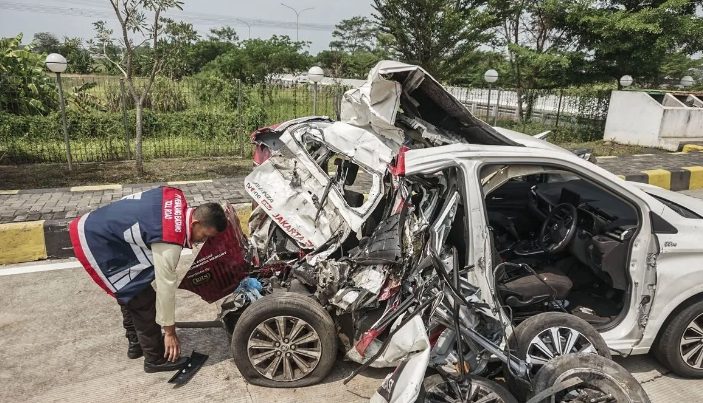 Sang sopir truk terpaksa mengambil tindakan cepat, namun manuver tersebut membuat truk hilang kendali. Truk tersebut akhirnya menabrak kendaraan bernomor polisi B 1048 DKG milik Tv One yang tengah berhenti di bahu jalan.