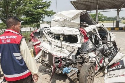 Felicia Amelinda dikenal sebagai reporter berdedikasi tinggi, yang tak segan turun langsung ke lapangan untuk mencari berita. Di usia yang masih muda, ia telah berhasil menunjukkan komitmen tinggi terhadap profesinya, bahkan rela menempuh risiko dalam meliput di berbagai lokasi. Sosok Felicia menggambarkan betapa beratnya tantangan yang dihadapi seorang jurnalis, terutama dalam situasi darurat dan tak terduga seperti kecelakaan ini.