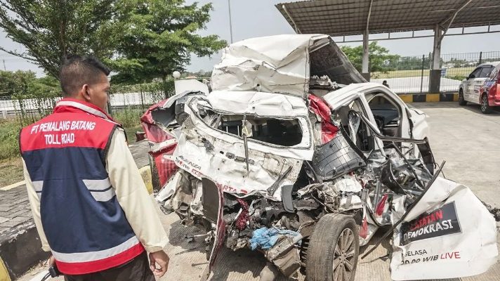 Felicia Amelinda dikenal sebagai reporter berdedikasi tinggi, yang tak segan turun langsung ke lapangan untuk mencari berita. Di usia yang masih muda, ia telah berhasil menunjukkan komitmen tinggi terhadap profesinya, bahkan rela menempuh risiko dalam meliput di berbagai lokasi. Sosok Felicia menggambarkan betapa beratnya tantangan yang dihadapi seorang jurnalis, terutama dalam situasi darurat dan tak terduga seperti kecelakaan ini.