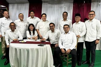 Ungkapan kebersamaan dan semangat terlihat jelas dalam foto tersebut, menunjukkan komitmen para calon menteri untuk membawa perubahan di kabinet baru. Erick sendiri sebelumnya telah mengakui bahwa dirinya diminta langsung oleh Prabowo untuk terlibat dalam pemerintahan yang akan datang, meskipun hingga kini belum ada kejelasan mengenai kementerian apa yang akan ia pimpin.