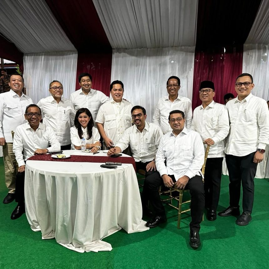 Ungkapan kebersamaan dan semangat terlihat jelas dalam foto tersebut, menunjukkan komitmen para calon menteri untuk membawa perubahan di kabinet baru. Erick sendiri sebelumnya telah mengakui bahwa dirinya diminta langsung oleh Prabowo untuk terlibat dalam pemerintahan yang akan datang, meskipun hingga kini belum ada kejelasan mengenai kementerian apa yang akan ia pimpin.