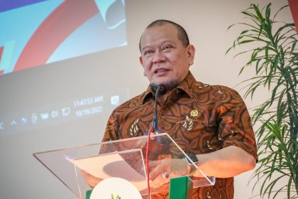 Dalam menghadapi tantangan global yang semakin kompleks, LaNyalla juga mengajak seluruh elemen bangsa untuk bersatu. Menurutnya, diperlukan tekad bersama untuk memperkokoh kedaulatan negara dan menghadapi masa depan yang penuh dengan turbulensi. “Semangat juang dan kerjasama dari semua elemen bangsa tanpa kecuali dan tanpa syarat sangat dibutuhkan,” tegasnya.