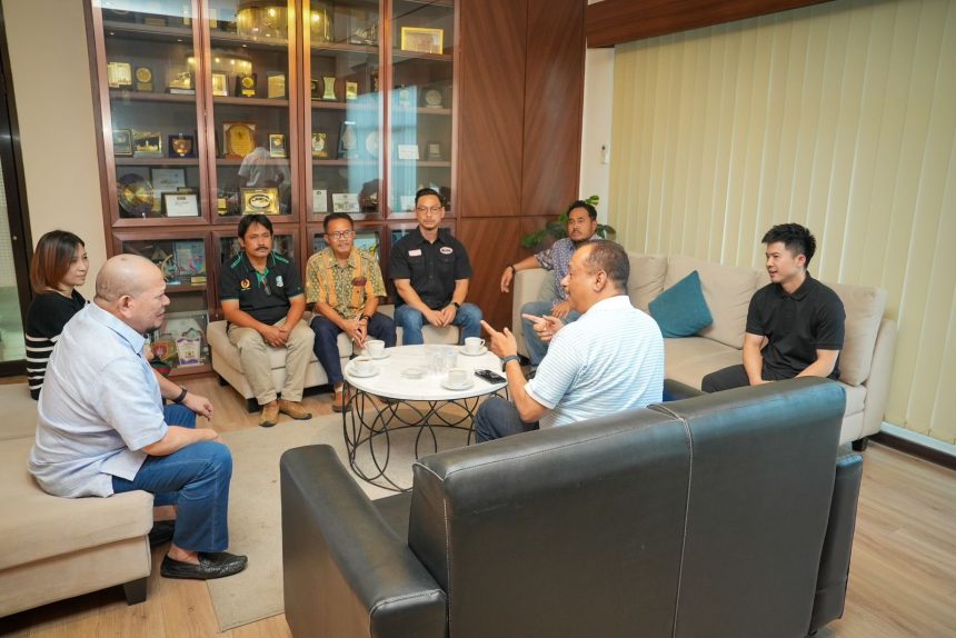 "Saya kira penting bagi cabang olahraga (cabor) di KONI Jawa Timur untuk tidak menunggu hingga mendekati PON. Persiapan sejak jauh hari akan membuat atlet lebih siap, baik secara fisik maupun mental, sehingga prestasi mereka bisa konsisten," ujar LaNyalla pada Selasa, 29 Oktober 2024.