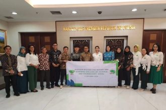 Kepala Staf Kepresidenan (KSP) Moeldoko (tengah) berpose dengan para peraih beasiswa Agri Srikandi Himpunan Kerukunan Tani Indonesia (HKTI) di Gedung Kantor Staf Presiden (KSP), Rabu (9/10/2024), untuk menjalani studi pertanian di China. (FOTO: KSP).