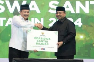 Ketua Baznas RI Noor Achmad (kiri) dan Menteri Agama Yaqut Cholil Qoumas (kanan) saat merilis program beasiswa bagi 10 ribu santri dalam Rakornas Lembaga Amil Zakat Seluruh Indonesia di Jakarta, Selasa (15/10/2024). (FOTO: Kemenag)