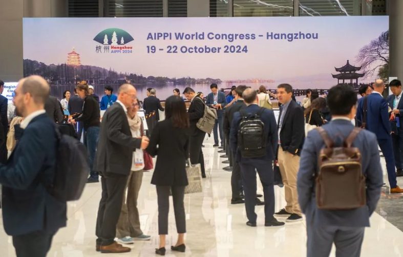 Para partisipan berbincang di venue Kongres Dunia Asosiasi Perlindungan Kekayaan Intelektual Internasional (AIPPI) 2024 di Hangzhou, Provinsi Zhejiang, China, (19/10/2024). (FOTO: Xinhua).