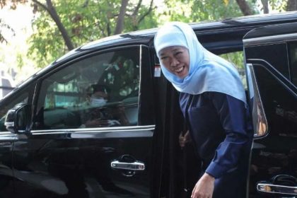 Dilansir dari Antara, menurutnya, pesantren tidak hanya berfungsi sebagai lembaga pendidikan, tetapi juga memiliki peran strategis dalam membangun kualitas sumber daya manusia (SDM) di Jawa Timur. Khofifah menegaskan bahwa sejak masa kepemimpinan sebelumnya, Jawa Timur sudah memberikan perhatian besar kepada pesantren, termasuk dengan adanya beasiswa bagi santri.