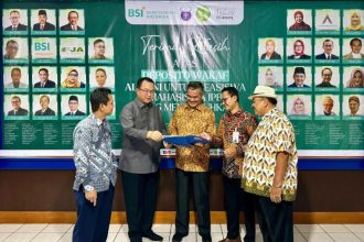 Rektor IPB University Arif Satria (dua dari kiri) bersama dengan SVP Islamic Ecosystem Solution BSI Muhammad S. Habiby (empat dari kiri) berbicang bersama saat pemberian sertifikat Deposito Wakaf BSI, Jakarta. (FOTO: BSI).