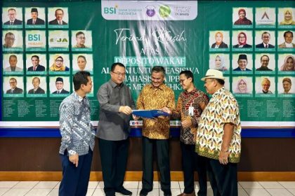 Rektor IPB University Arif Satria (dua dari kiri) bersama dengan SVP Islamic Ecosystem Solution BSI Muhammad S. Habiby (empat dari kiri) berbicang bersama saat pemberian sertifikat Deposito Wakaf BSI, Jakarta. (FOTO: BSI).