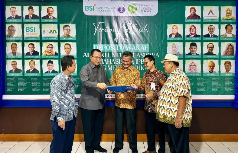 Rektor IPB University Arif Satria (dua dari kiri) bersama dengan SVP Islamic Ecosystem Solution BSI Muhammad S. Habiby (empat dari kiri) berbicang bersama saat pemberian sertifikat Deposito Wakaf BSI, Jakarta. (FOTO: BSI).