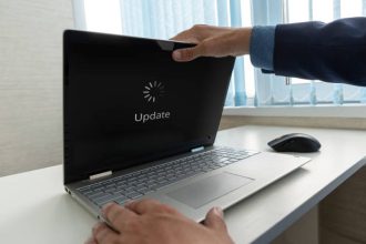 Karena update ini dirilis bertahap, mungkin saja perangkatmu belum mendapatkan notifikasi update meski sudah melakukan langkah di atas. Selain itu, pastikan perangkat kamu telah memenuhi persyaratan minimal yang ditetapkan Microsoft.