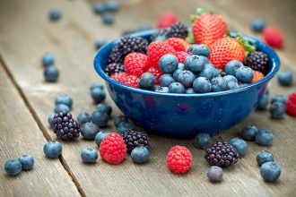 Mengelola tekanan darah tinggi bisa dilakukan dengan cara yang lezat dan alami, salah satunya adalah melalui konsumsi buah-buahan tertentu. Blueberry, stroberi, pisang, jus bit, kiwi, dan semangka adalah beberapa buah yang terbukti efektif menurunkan tekanan darah.