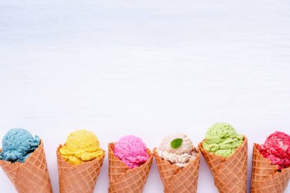 Sebuah penelitian pada tahun 2018 mengungkap bahwa konsumsi es krim dapat menurunkan risiko diabetes tipe-2. Ini tentu mengejutkan bagi banyak orang yang mengira es krim hanya camilan manis yang kurang sehat. Es krim ‘asli’, yang menggunakan bahan-bahan berkualitas seperti susu murni, kaya akan vitamin A, D, dan B12. Vitamin ini penting untuk kesehatan penglihatan, kekebalan tubuh, sistem saraf, dan kesehatan sel.