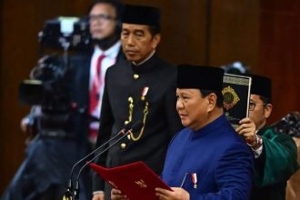 “Pak Jokowi menolak lockdown, beliau berpikir tentang nasib wong cilik, para pekerja harian, dan rakyat kecil yang hidup dari upah harian,” katanya.