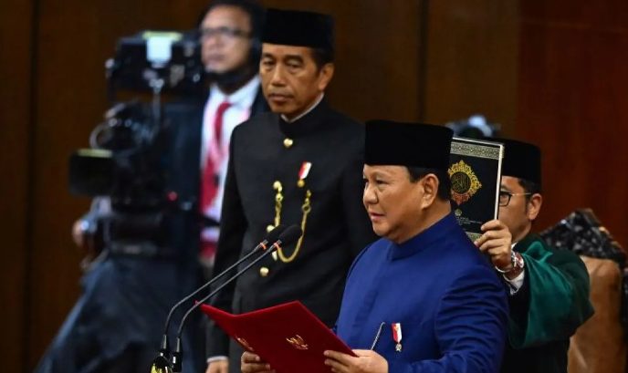 “Pak Jokowi menolak lockdown, beliau berpikir tentang nasib wong cilik, para pekerja harian, dan rakyat kecil yang hidup dari upah harian,” katanya.