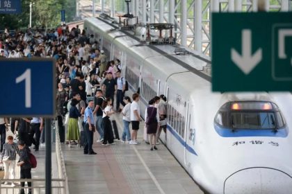 Penumpang mengantri untuk naik kereta di Stasiun Kereta Yangzhou di Yangzhou, provinsi Jiangsu, China, 29 September 2024. (FOTO: Xinhua).