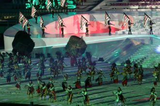 Penampilan tari dalam oopening ceremony Peparnas ke-17 di Stadion Manahan, Kota Surakarta, Minggu (6/10/2024). (FOTO: PB Peparnas/Budiman Arief).