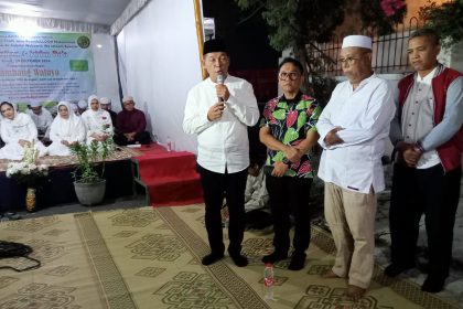 Paslon nomor urut 01 Teguh-Gage menghadiri haul ayahanda Diah Warih di Kecamatan Pasarkliwon, Surakarta, Minggu (20/10/2024). (FOTO: Yenny Hardiyanti).