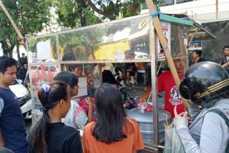 Kader PDIP Ranting Kepatihan Wetan, Kota Solo, menjual bakso seharga Rp1.000 per mangkok untuk memenangkan Paslon 01 di Pilkada Solo 2024. (FOTO: Yenny Hardiyanti).