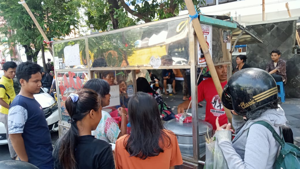 Kader PDIP Ranting Kepatihan Wetan, Kota Solo, menjual bakso seharga Rp1.000 per mangkok untuk memenangkan Paslon 01 di Pilkada Solo 2024. (FOTO: Yenny Hardiyanti).