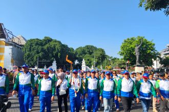 Kirab pawai obor Peparnas ke-17 di Balai Kota Surakarta, Minggu (29/9). (FOTO: Inversi/Yenny Hardiyanti).