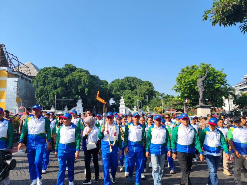 Kirab pawai obor Peparnas ke-17 di Balai Kota Surakarta, Minggu (29/9). (FOTO: Inversi/Yenny Hardiyanti).