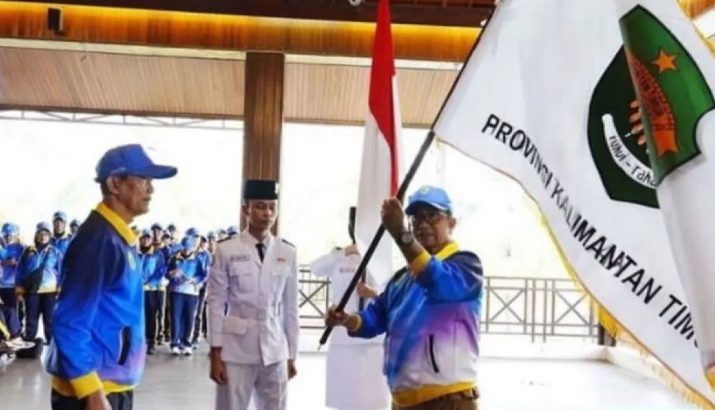 Pj Gubernur Kaltim Akmal Malik menyerahkan pataka bendera Kaltim kepada Ketua NPCI Kaltim Suharyanto menandai pelepasan atlet mengikuti Peparnas ke-17 di Solo, Jawa Tengah. (FOTO: Diskominfo Kaltim)