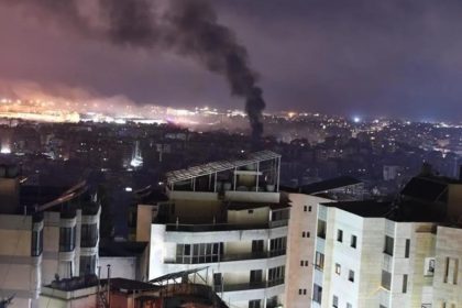 Tentara Israel melancarkan serangan udara pada Senin (30/9/2024) pagi di area Kola, Beirut, yang menandai serangan pertama Israel ke wilayah ibu kota Lebanon itu sejak konflik dengan Hizbullah mulai muncul pada Oktober 2023. (FOTO: Anadolu).